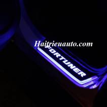 Nẹp bước ch&acirc;n c&oacute; đ&egrave;n Fortuner 2017