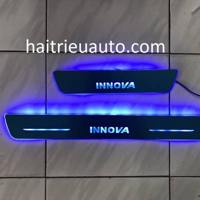 nẹp bước chân đèn led cho xe innova