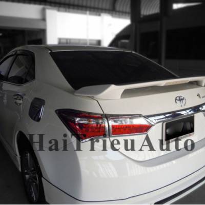 Đuôi cao có đèn toyota altis 2017