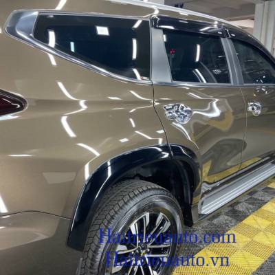 Ốp cua lốp xe pajero sport 2022