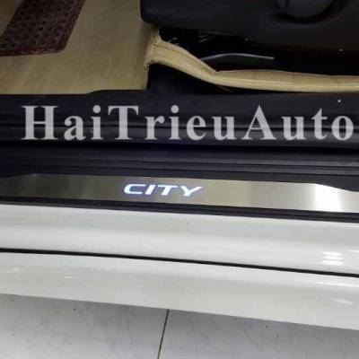 Nẹp bước ch&acirc;n c&oacute; đ&egrave;n led xe honda city