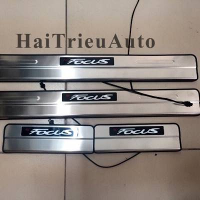 Nẹp bước ch&acirc;n c&oacute; đ&egrave;n chi xe focus