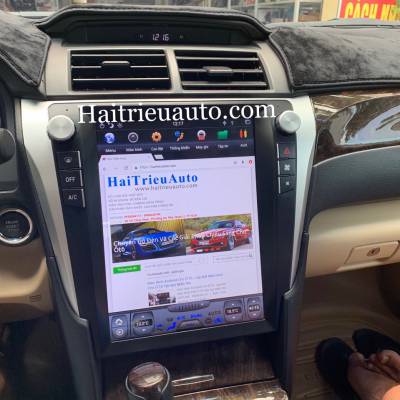 m&agrave;n h&igrave;nh tesla theo xe camry