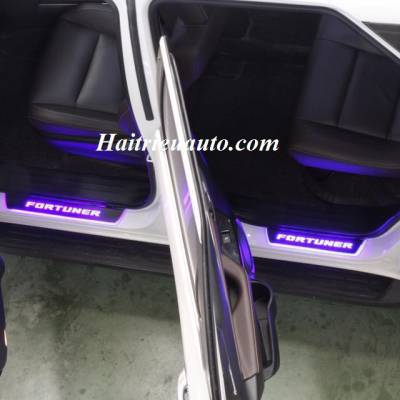 Nẹp bước ch&acirc;n c&oacute; đ&egrave;n Fortuner h&agrave;ng Th&aacute;i Lan