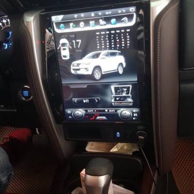 m&agrave;n h&igrave;nh tesla cho xe fortuner 2018