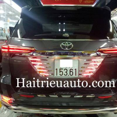 Ốp biển số c&oacute; đ&egrave;n Fortuner 2017