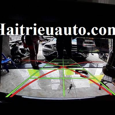 Camera l&ugrave;i cho xe BMW 520i 