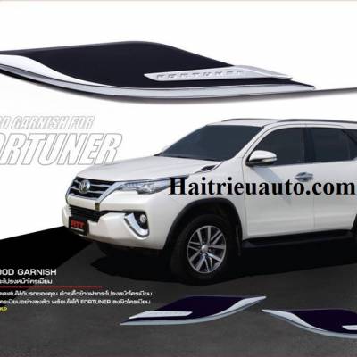 Ốp trang tr&iacute; b&ecirc;n h&ocirc;ng nắp ca p&ocirc; Fortuner 2017 h&agrave;ng th&aacute;i 