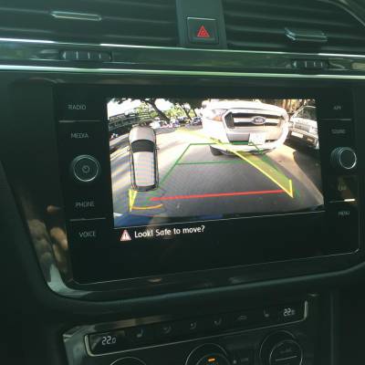 Camera l&ugrave;i theo xe Volkswagen