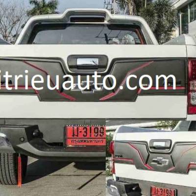 ốp trang tr&iacute; cốp sau xe colorado