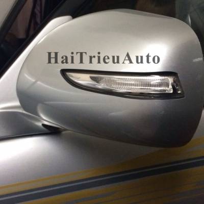 Độ đ&egrave;n xinhan tr&ecirc;n gương cho xe innova