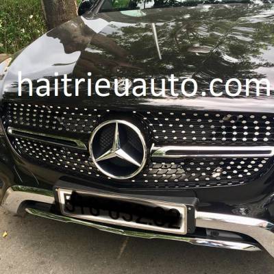 Mặt calang sao rơi theo xe Mercedes GLC
