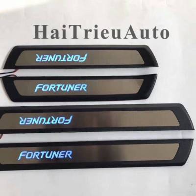 Nẹp bước ch&acirc;n c&oacute; đ&egrave;n led cao cấp cho xe fortuner