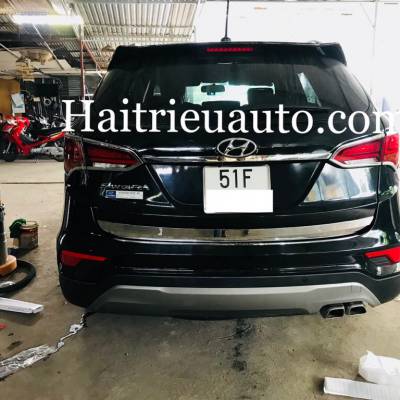 viền đ&egrave;n sau Hyundai Santafe