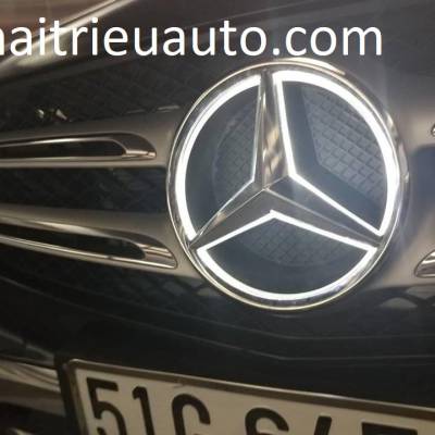 Logo đ&egrave;n led theo xe Mercedes 