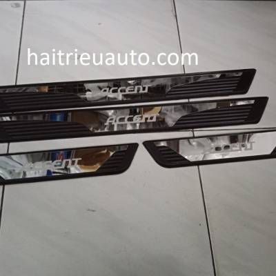 nẹp bước ch&acirc;n c&oacute; đ&egrave;n xe Hyundai Accent 2018