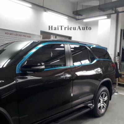 Viền khung k&iacute;nh cho xe fortuner 2017