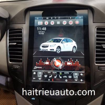 m&agrave;n h&igrave;nh Tesla theo xe Cruze