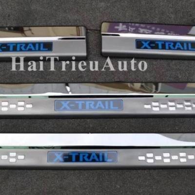 Nẹp bước ch&acirc;n c&oacute; đ&egrave;n NISSAN X-TRAIL