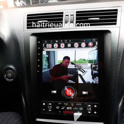 M&agrave;n h&igrave;nh tesla theo xe Lexus GS350