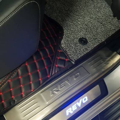 nẹp bước ch&acirc;n c&oacute; đ&egrave;n led xe Hilux 2018