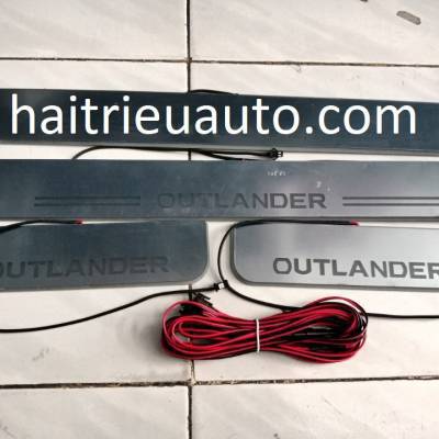 nẹp bước ch&acirc;n đ&egrave;n led xe outlander 
