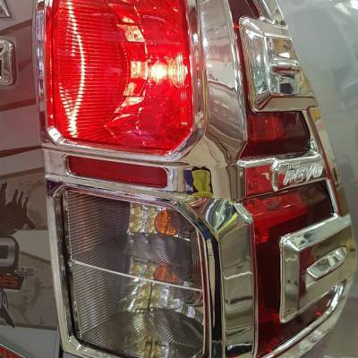 viền đ&egrave;n sau xe toyota Hilux 2018