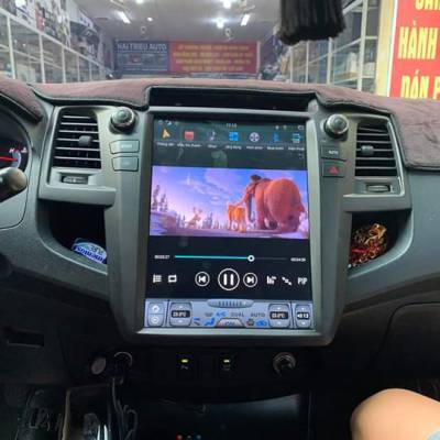 m&agrave;n h&igrave;nh tesla android xe fortuner