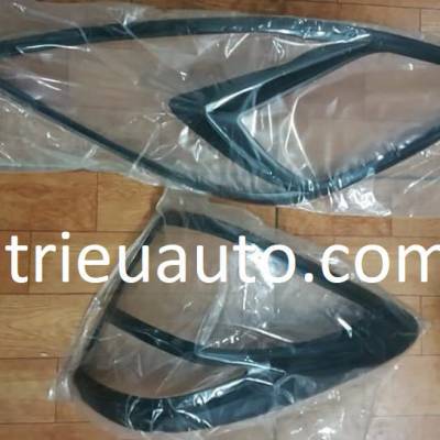 viền đ&egrave;n đen trước sau xe mazda bt50 2018