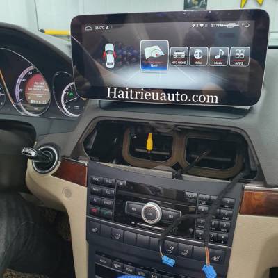 M&agrave;n h&igrave;nh android theo xe Mercedes E350