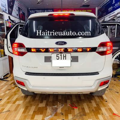 Tay mở cốp c&oacute; đ&egrave;n cho xe Ford Everest