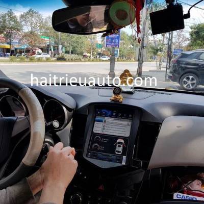 m&agrave;n h&igrave;nh tesla theo xe cruze