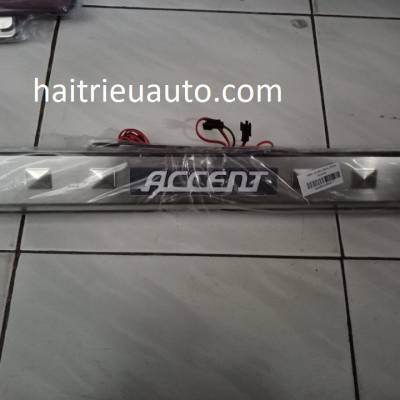 nẹp bước ch&acirc;n c&oacute; đ&egrave;n xe Accent 2018