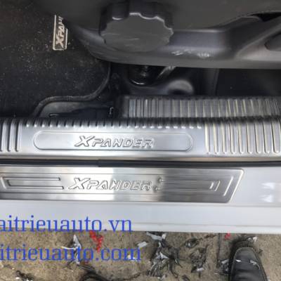 Nẹp bước ch&acirc;n ngo&agrave;i theo xe Xpander