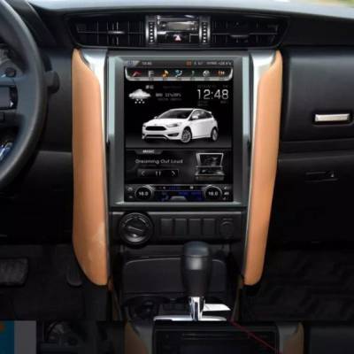 m&agrave;n h&igrave;nh tesla theo xe fortuner 2018