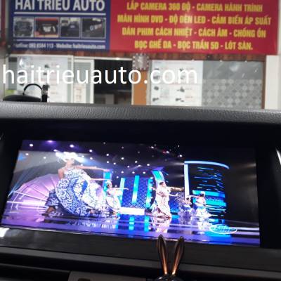 M&agrave;n h&igrave;nh android theo xe BMW 523i 2011