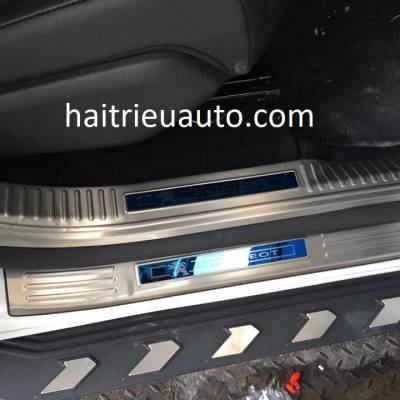 nẹp bước ch&acirc;n trong ngo&agrave;i xe peugeot 5008