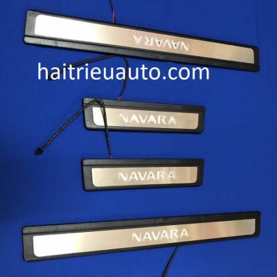 nẹp bước ch&acirc;n c&oacute; đ&egrave;n cho xe navara