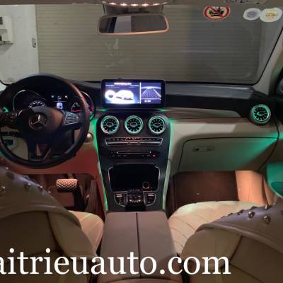 Cửa gi&oacute; Turbine đ&egrave;n LED theo xe Mercedes GLC 300