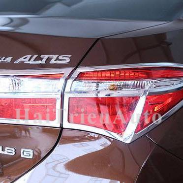 Viền đ&egrave;n hậu sau toyota altis 2017
