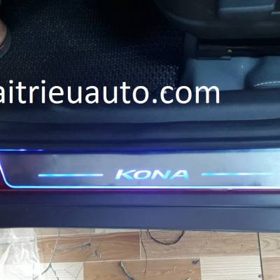 nẹp bước ch&acirc;n đ&egrave;n led xe Hyundai Kona