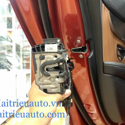 Cửa h&iacute;t theo xe mercedes C 2020