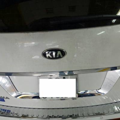 Trang tr&iacute; khung biển số Kia Sedona