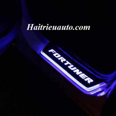 Nẹp bước ch&acirc;n c&oacute; đ&egrave;n Fortuner 2017