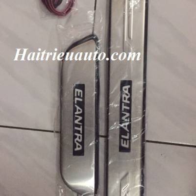 Nẹp bước ch&acirc;n c&oacute; đ&egrave;n Elantra 2017
