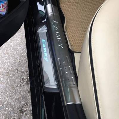 Nẹp bước ch&acirc;n trong Toyota CAMRY 2017