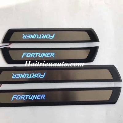 Nẹp bước ch&acirc;n c&oacute; đ&egrave;n phần sơn Fortuner 2017