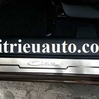 nep bước ch&acirc;n cho xe Suzuki Ciaz