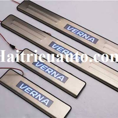 nẹp bước ch&acirc;n c&oacute; đ&egrave;n cho Hyundai Verna