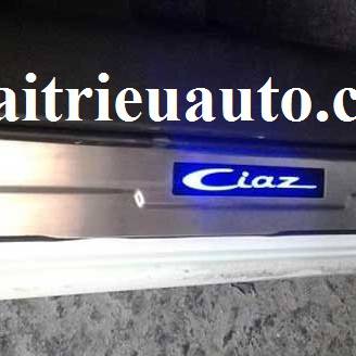 nẹp bước ch&acirc;n c&oacute; đ&egrave;n cho xe Suzuki Ciaz